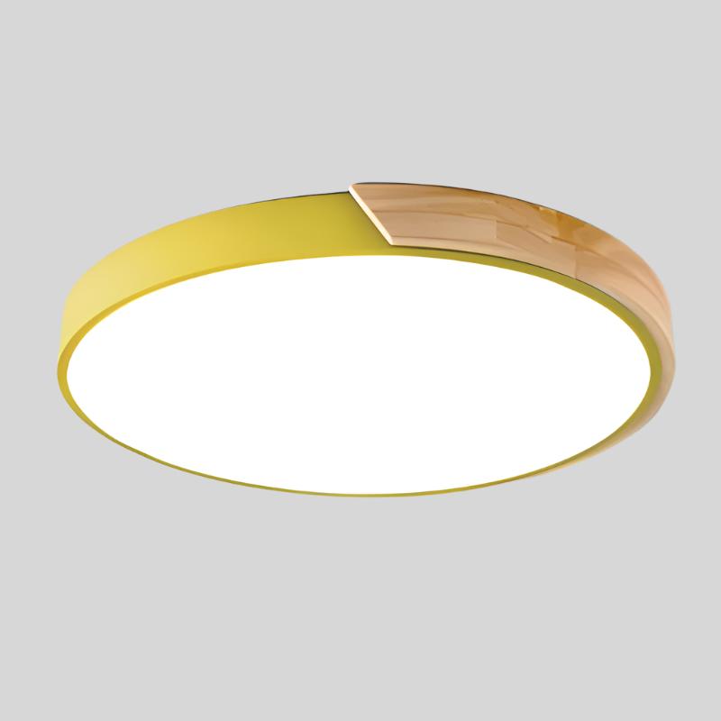 "Elegant tre taklampe med sirkulært design, skandinavisk minimalisme og varm trefinish, perfekt for moderne interiør."