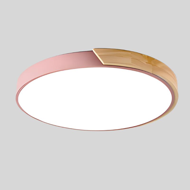 "Elegant tre taklampe med sirkulært design, skandinavisk minimalisme og varm trefinish, perfekt for moderne interiør."
