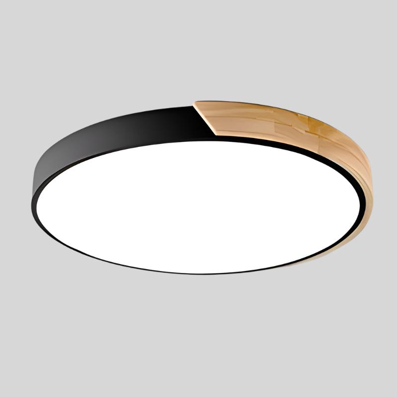"Elegant tre taklampe med sirkulært design, skandinavisk minimalisme og varm trefinish, perfekt for moderne interiør."