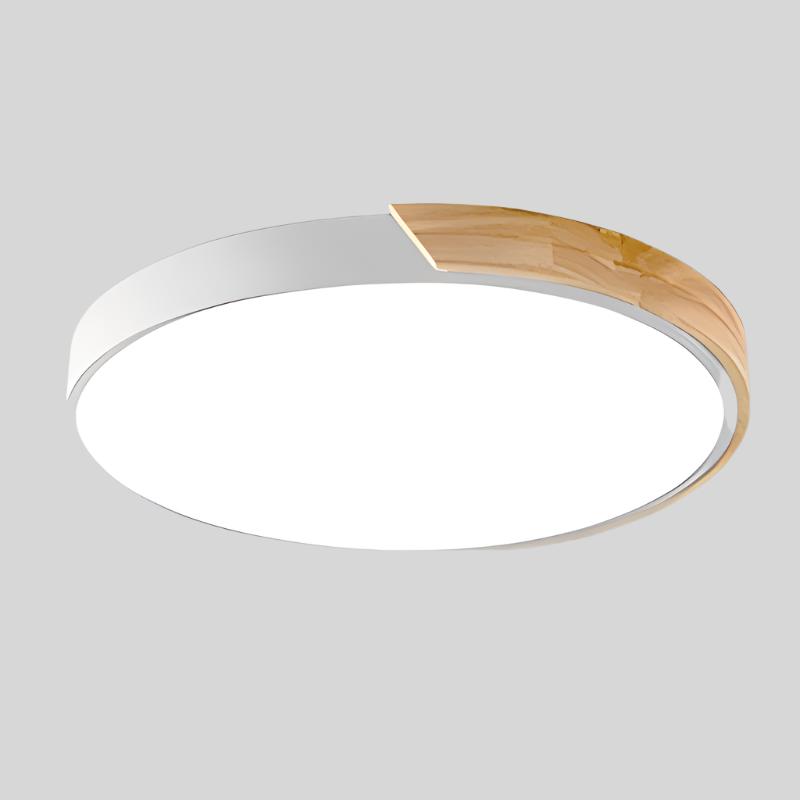 "Elegant tre taklampe med sirkulært design, skandinavisk minimalisme og varm trefinish, perfekt for moderne interiør."