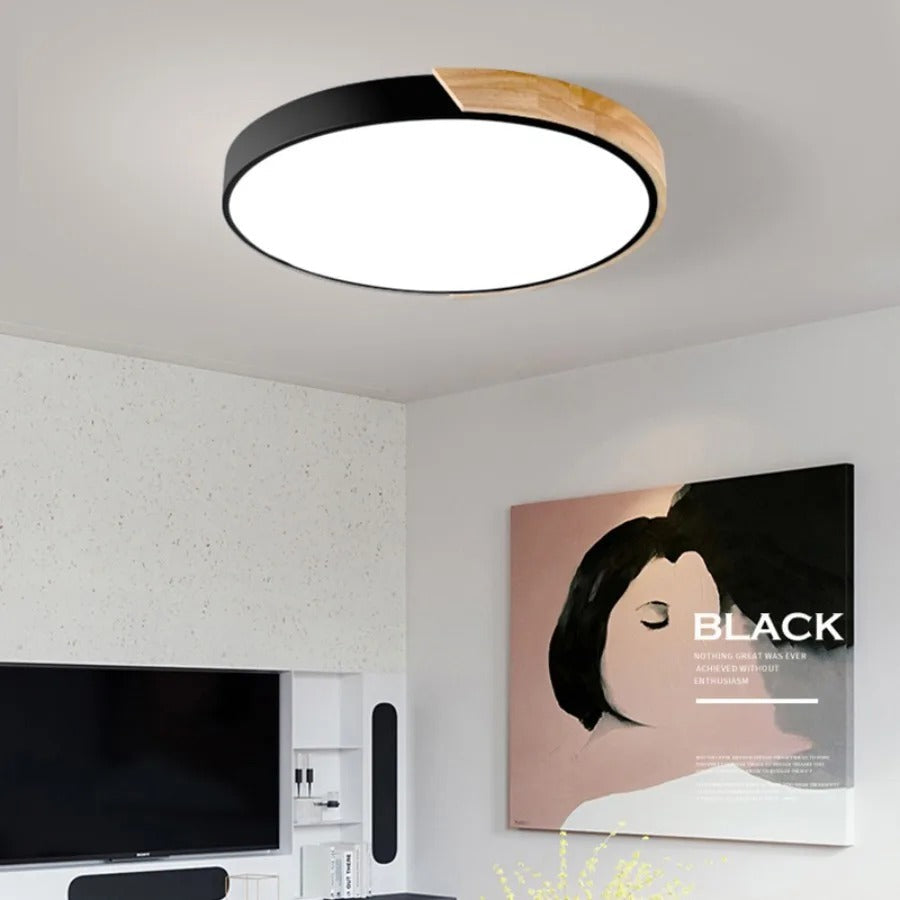 "Elegant tre taklampe med sirkulært design, skandinavisk minimalisme og varm trefinish, perfekt for moderne interiør."