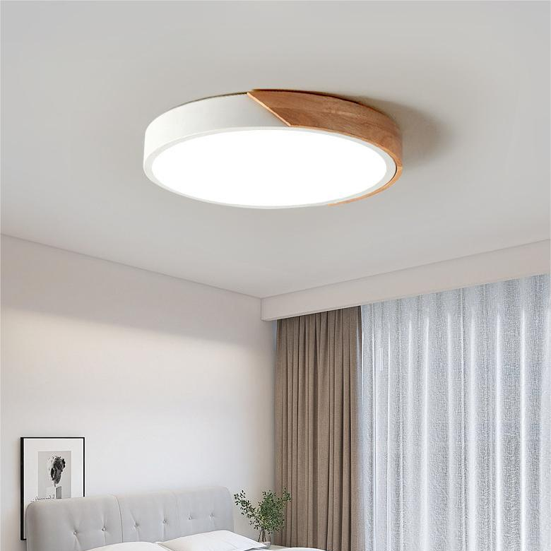 "Elegant tre taklampe med sirkulært design, skandinavisk minimalisme og varm trefinish, perfekt for moderne interiør."