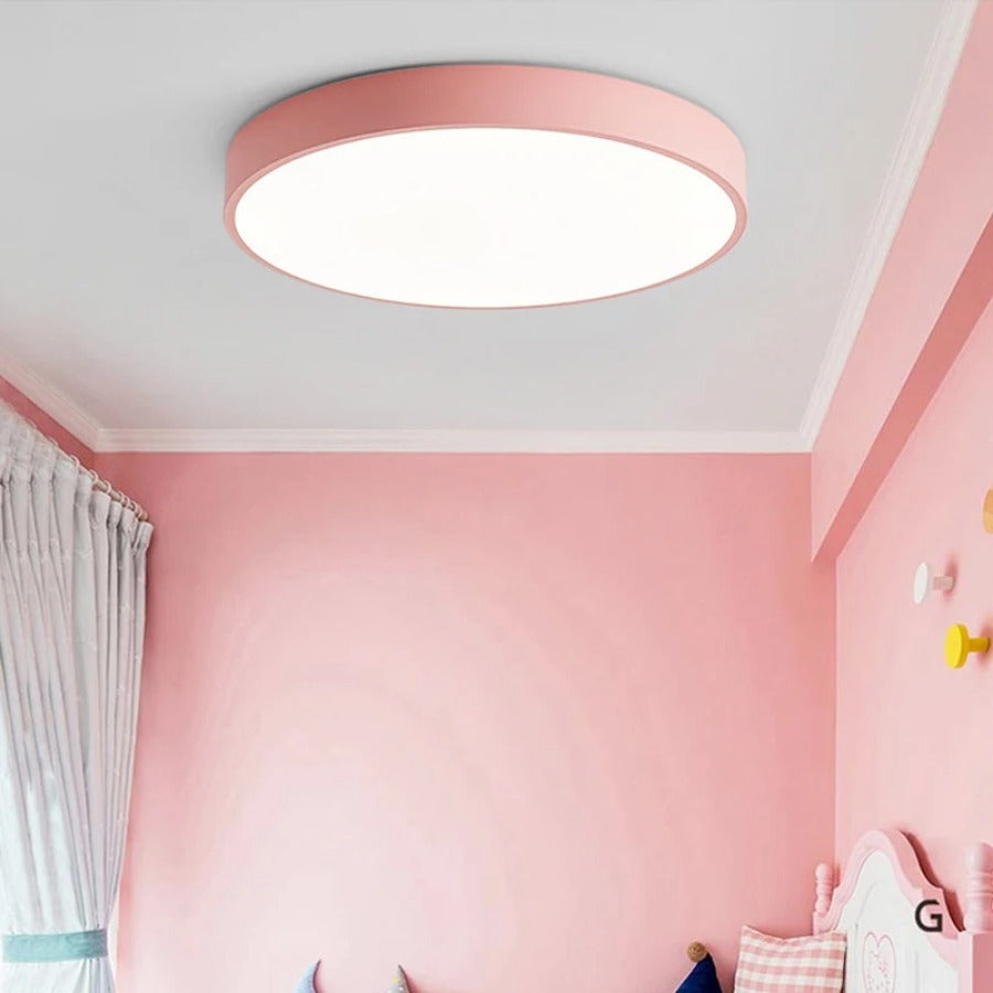 "Elegant tre taklampe med sirkulært design, skandinavisk minimalisme og varm trefinish, perfekt for moderne interiør."