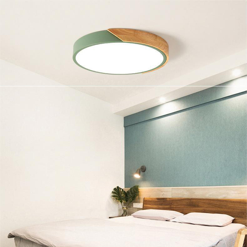 "Elegant tre taklampe med sirkulært design, skandinavisk minimalisme og varm trefinish, perfekt for moderne interiør."