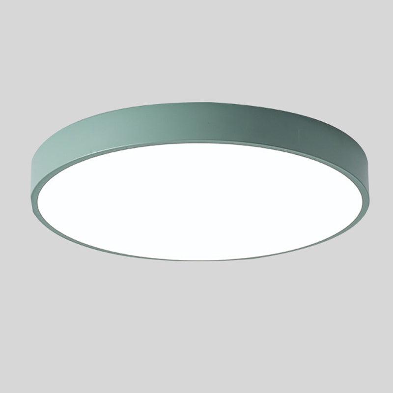 "Elegant tre taklampe med sirkulært design, skandinavisk minimalisme og varm trefinish, perfekt for moderne interiør."