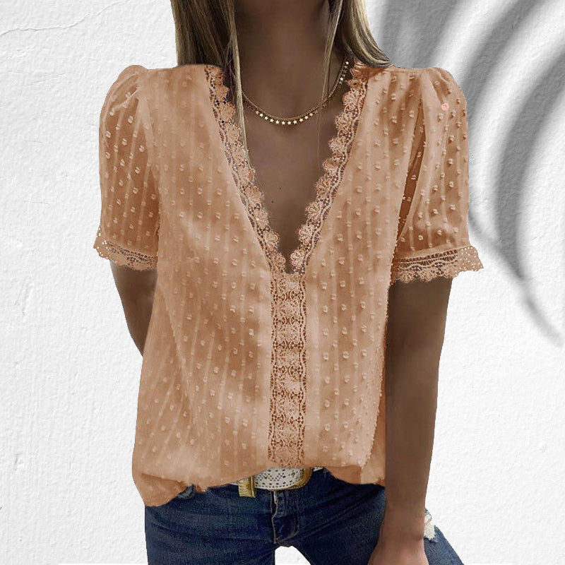 "Elegant V-hals bluse med engelske blonder, delikat kortermet design, trendy og behagelig passform for damer."