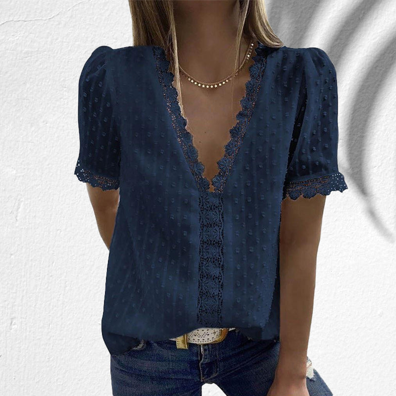 "Elegant V-hals bluse med engelske blonder, delikat kortermet design, trendy og behagelig passform for damer."