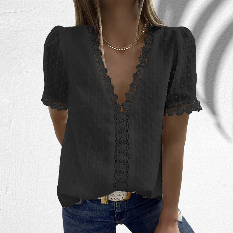 "Elegant V-hals bluse med engelske blonder, delikat kortermet design, trendy og behagelig passform for damer."