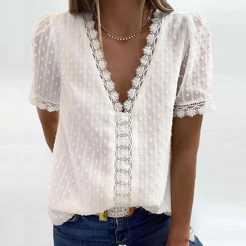 "Elegant V-hals bluse med engelske blonder, delikat kortermet design, trendy og behagelig passform for damer."