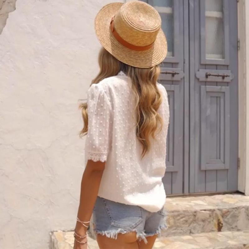 "Elegant V-hals bluse med engelske blonder, delikat kortermet design, trendy og behagelig passform for damer."
