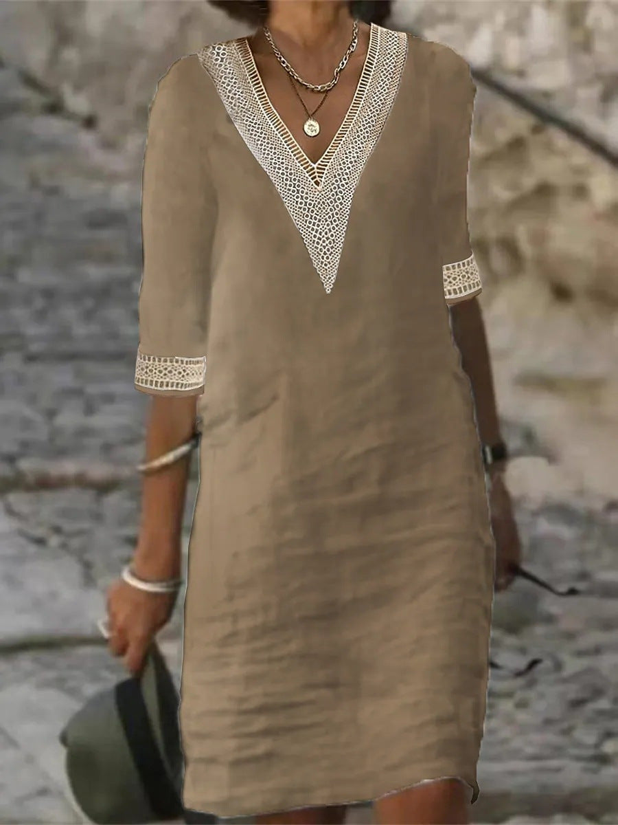 Moderne V-hals kvinnekjole med blonde, ideell for avslappede sammenkomster eller en elegant hverdagsstil.