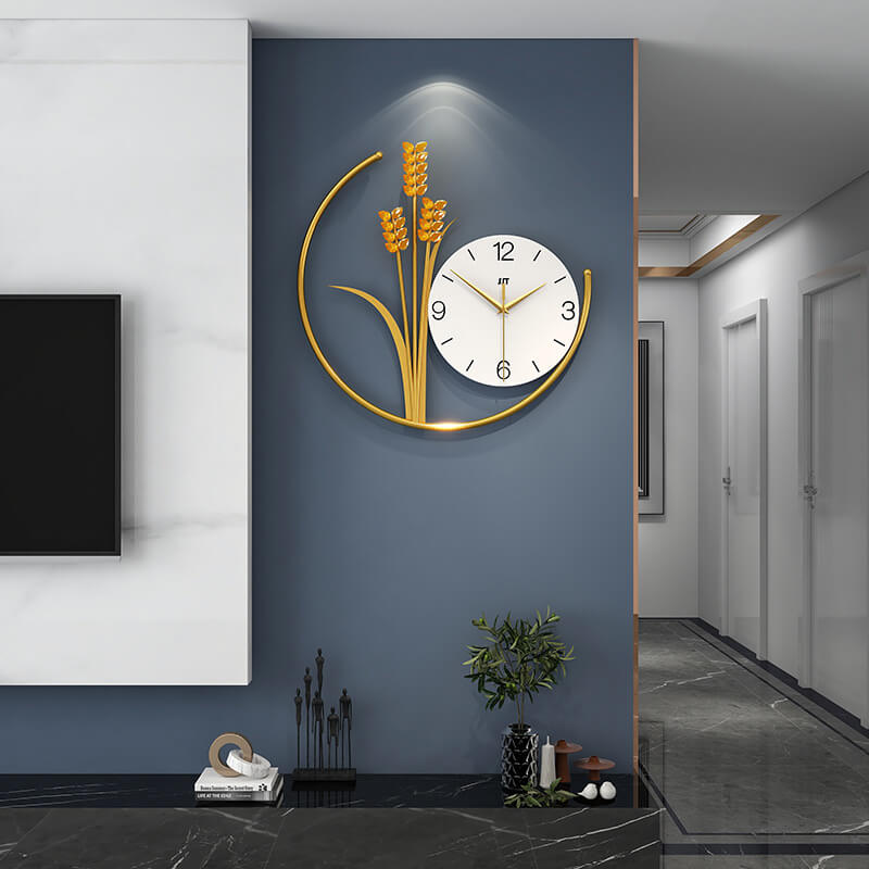Stilfull rund veggklokke med intrikat byggmønster, et elegant fokuspunkt for moderne interiør.