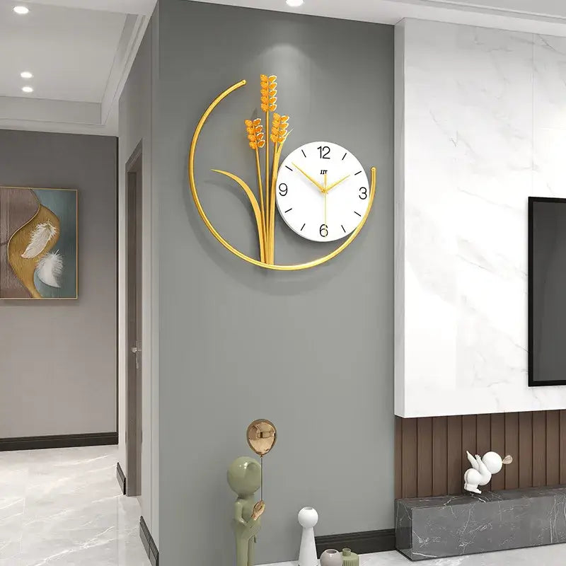Rund veggklokke med elegant byggmønster. Moderne design som passer til hjemmedekor og kontor.