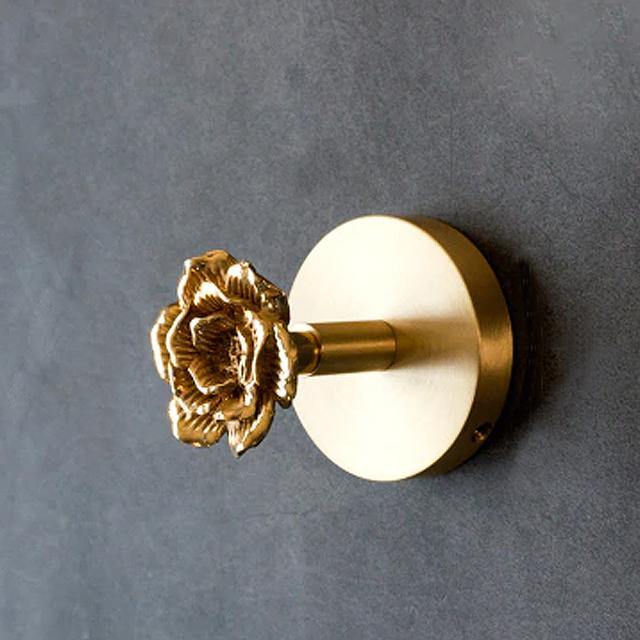 Enkel messing veggkrok med minimalistisk dyremotiv, passer til nordisk design.