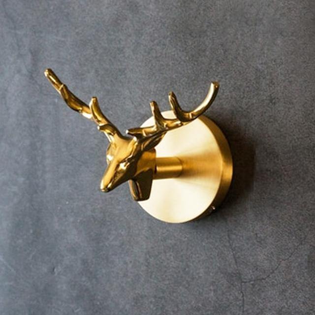 Håndlaget messing veggkrok med abstrakt dyrefigur, kunstnerisk og funksjonell designkrok.