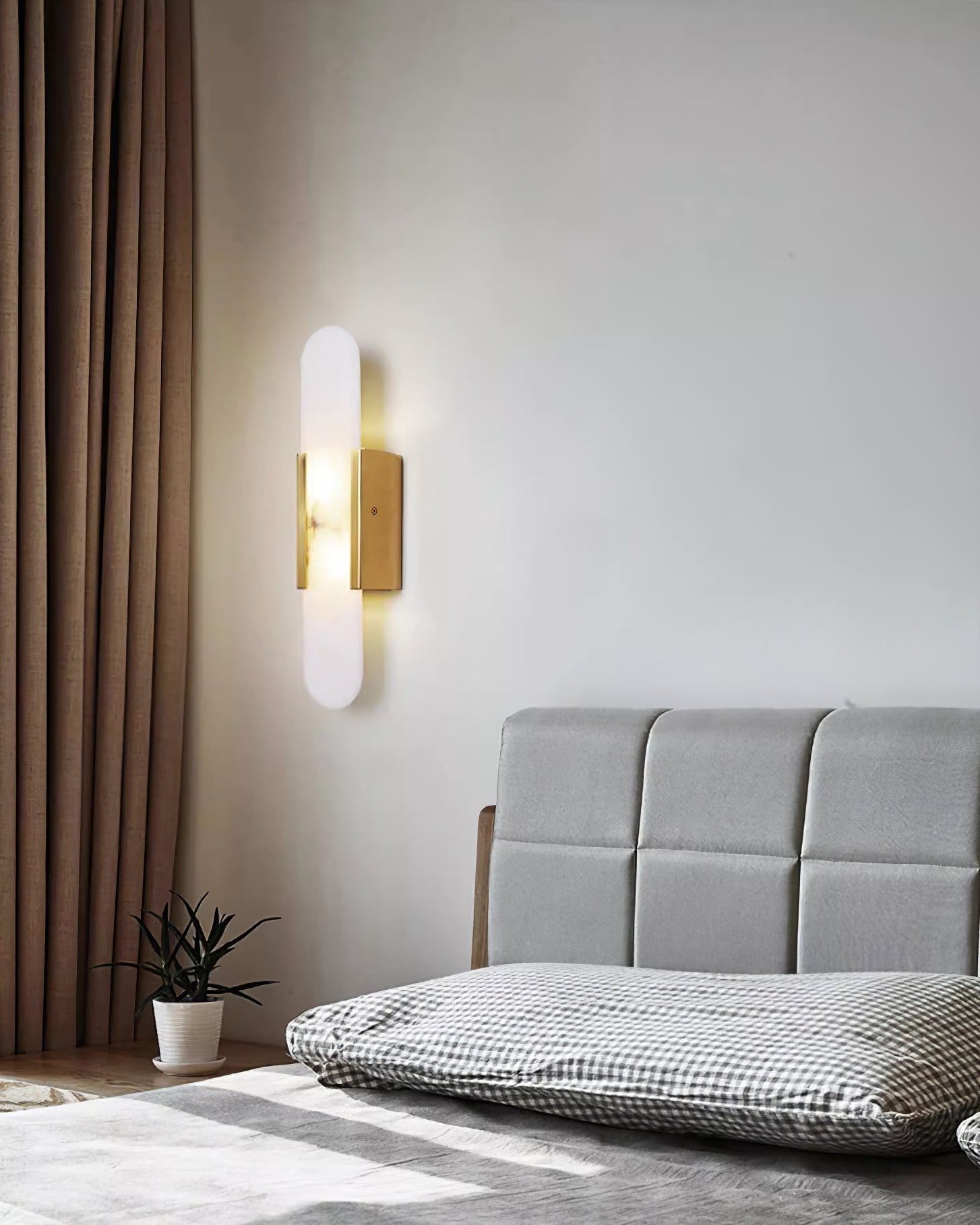 "Elegant vegglampe avlang i alabast med messingdetaljer, ideell for moderne interiør med tidløs skjønnhet og stil."