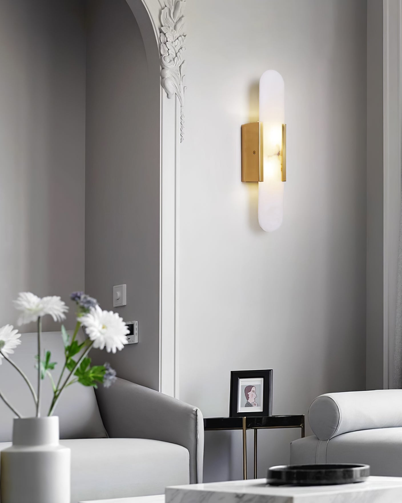 "Elegant vegglampe avlang i alabast med messingdetaljer, ideell for moderne interiør med tidløs skjønnhet og stil."