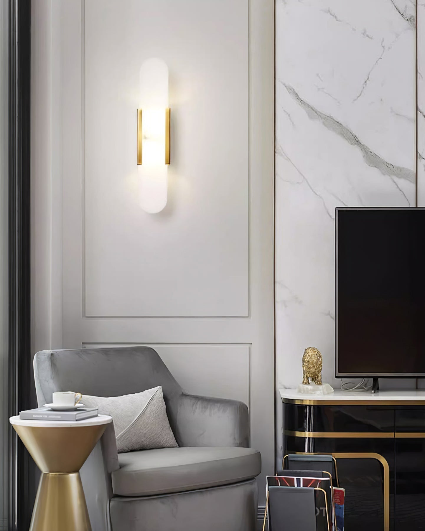 "Elegant vegglampe avlang i alabast med messingdetaljer, ideell for moderne interiør med tidløs skjønnhet og stil."