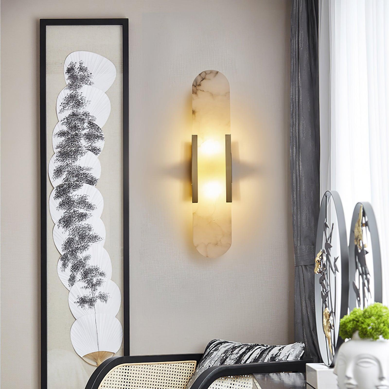 "Elegant vegglampe avlang i alabast med messingdetaljer, ideell for moderne interiør med tidløs skjønnhet og stil."