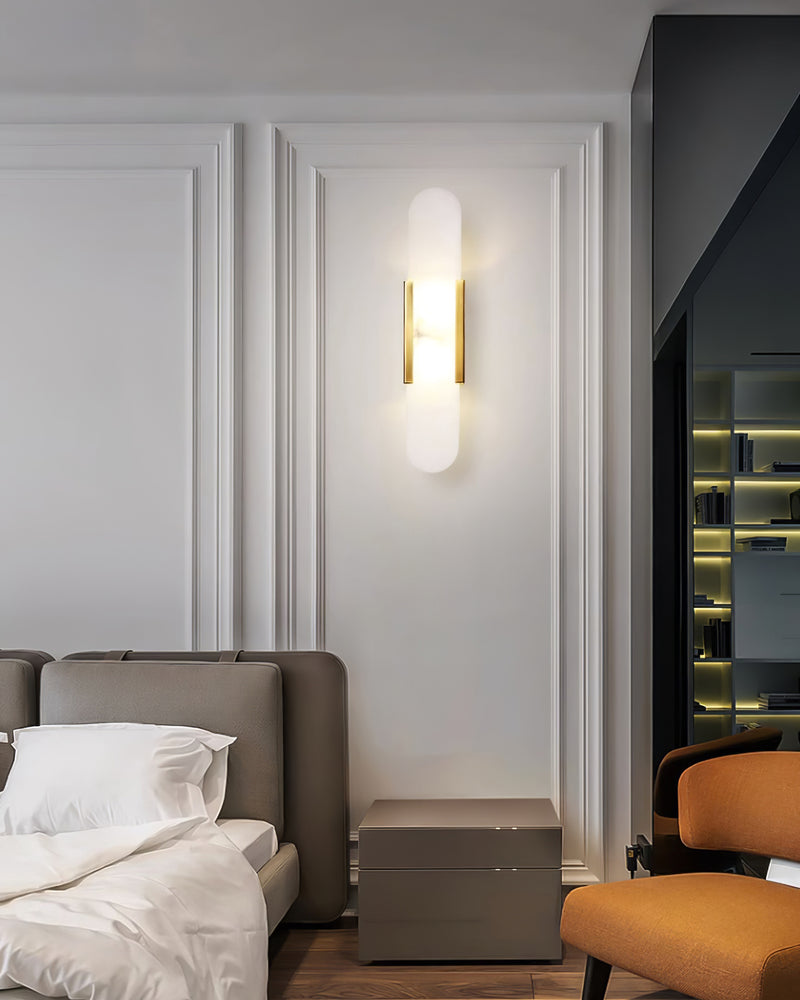 "Elegant vegglampe avlang i alabast med messingdetaljer, ideell for moderne interiør med tidløs skjønnhet og stil."
