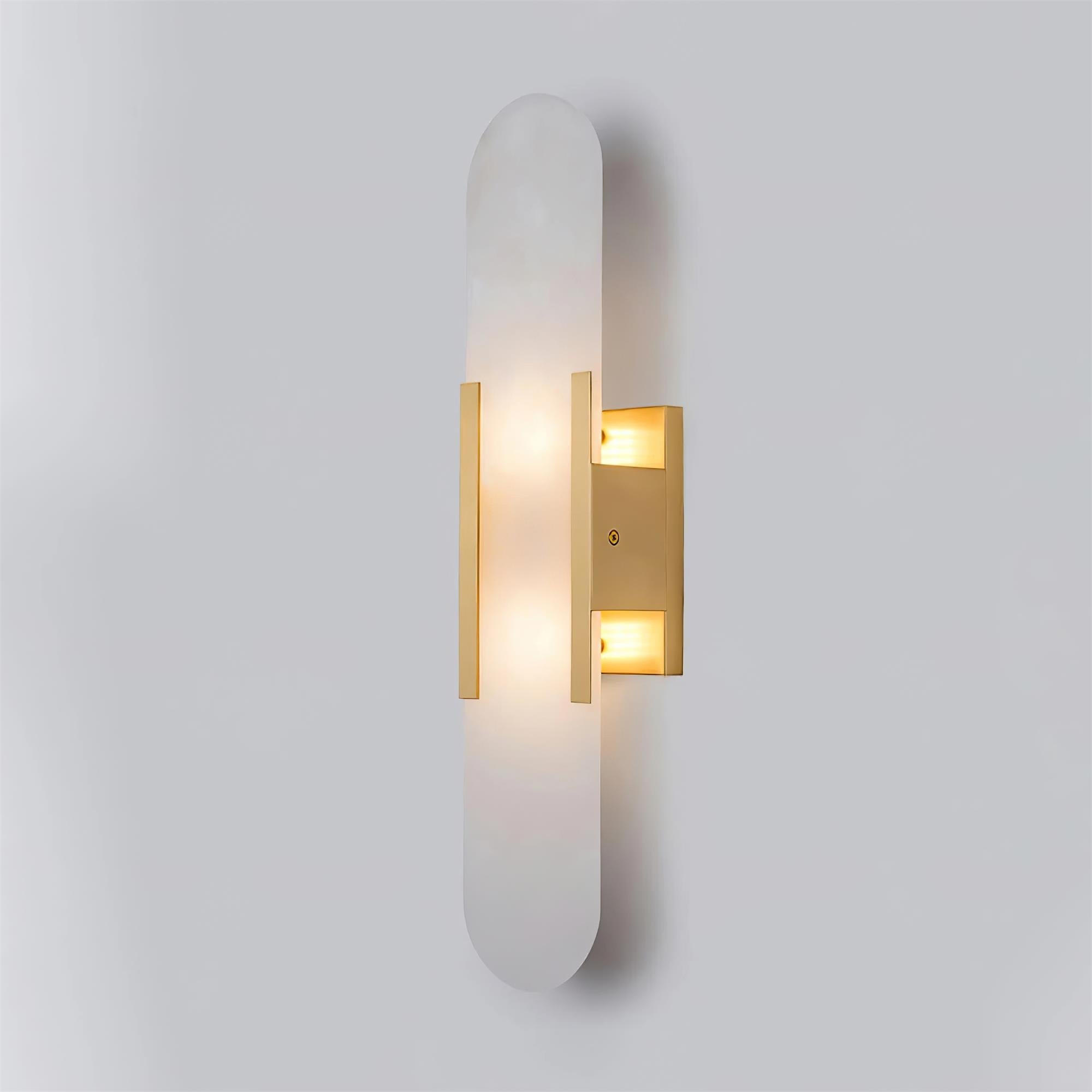 "Elegant vegglampe avlang i alabast med messingdetaljer, ideell for moderne interiør med tidløs skjønnhet og stil."