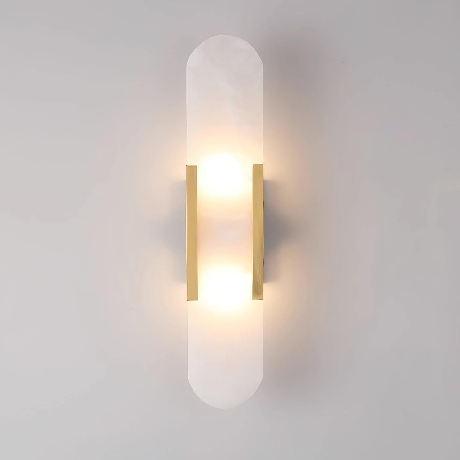 "Elegant vegglampe avlang i alabast med messingdetaljer, ideell for moderne interiør med tidløs skjønnhet og stil."