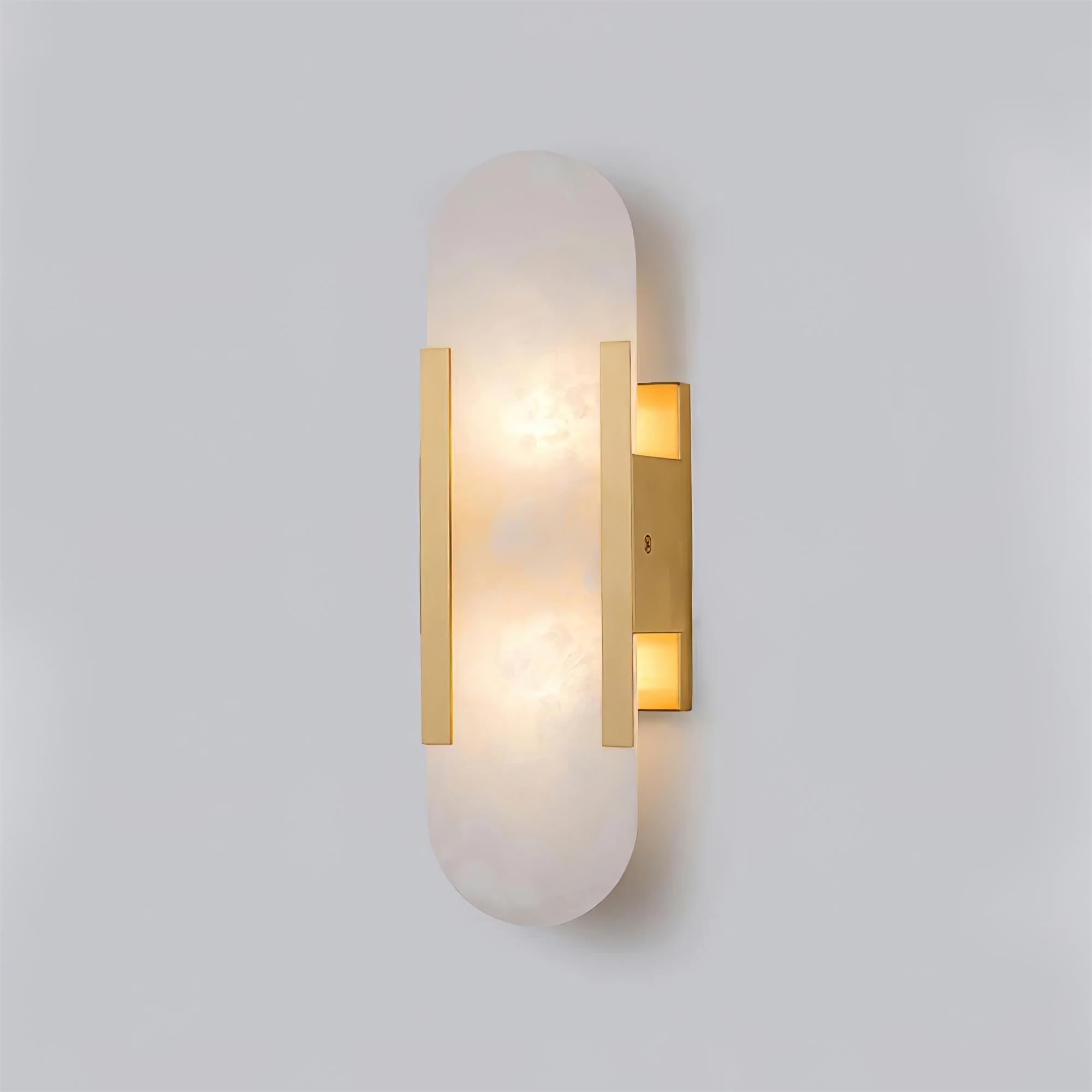 "Elegant vegglampe avlang i alabast med messingdetaljer, ideell for moderne interiør med tidløs skjønnhet og stil."
