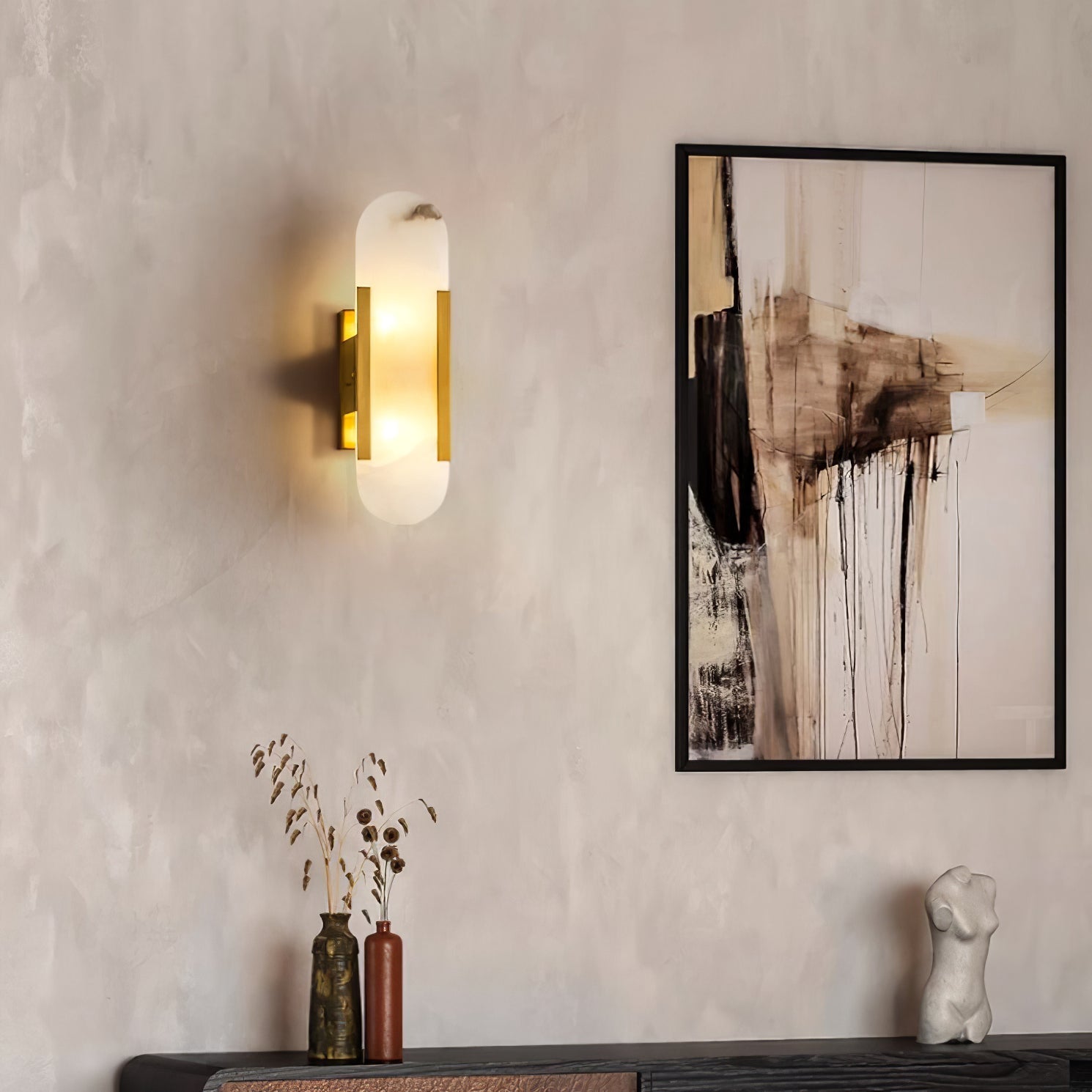 "Elegant vegglampe avlang i alabast med messingdetaljer, ideell for moderne interiør med tidløs skjønnhet og stil."