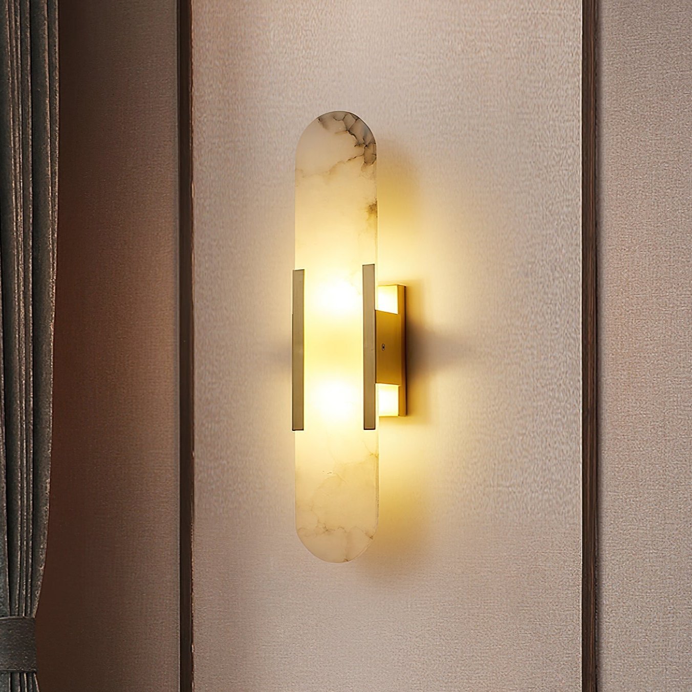 "Elegant vegglampe avlang i alabast med messingdetaljer, ideell for moderne interiør med tidløs skjønnhet og stil."