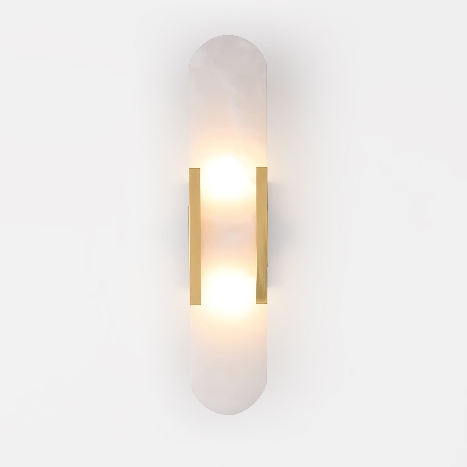 "Elegant vegglampe avlang i alabast med messingdetaljer, ideell for moderne interiør med tidløs skjønnhet og stil."