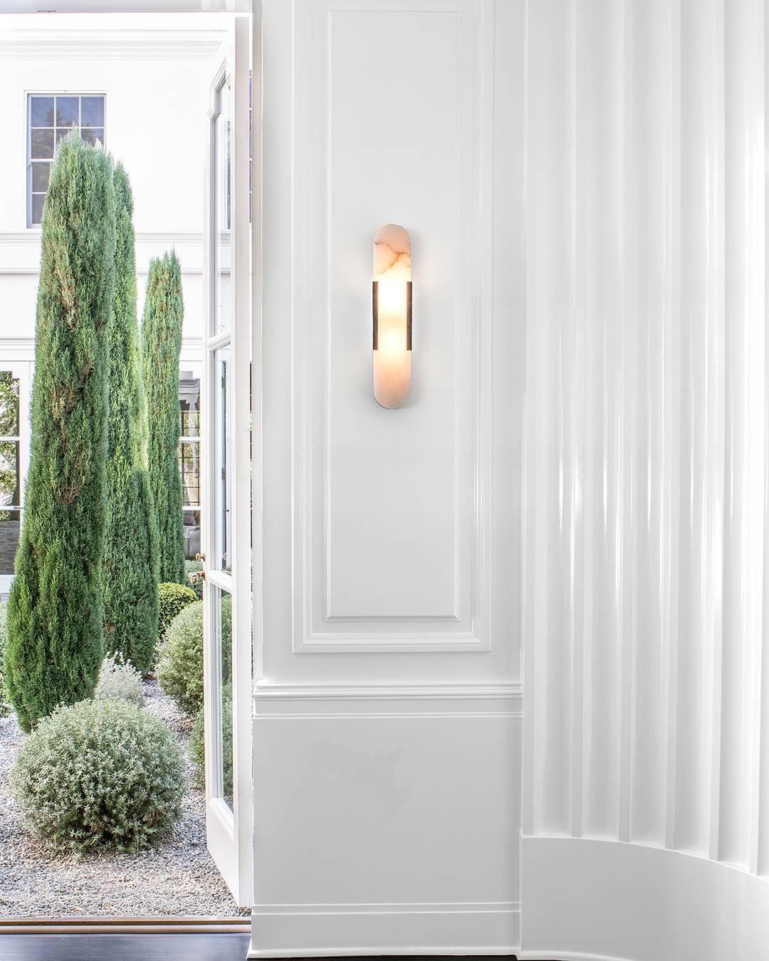 "Elegant vegglampe avlang i alabast med messingdetaljer, ideell for moderne interiør med tidløs skjønnhet og stil."