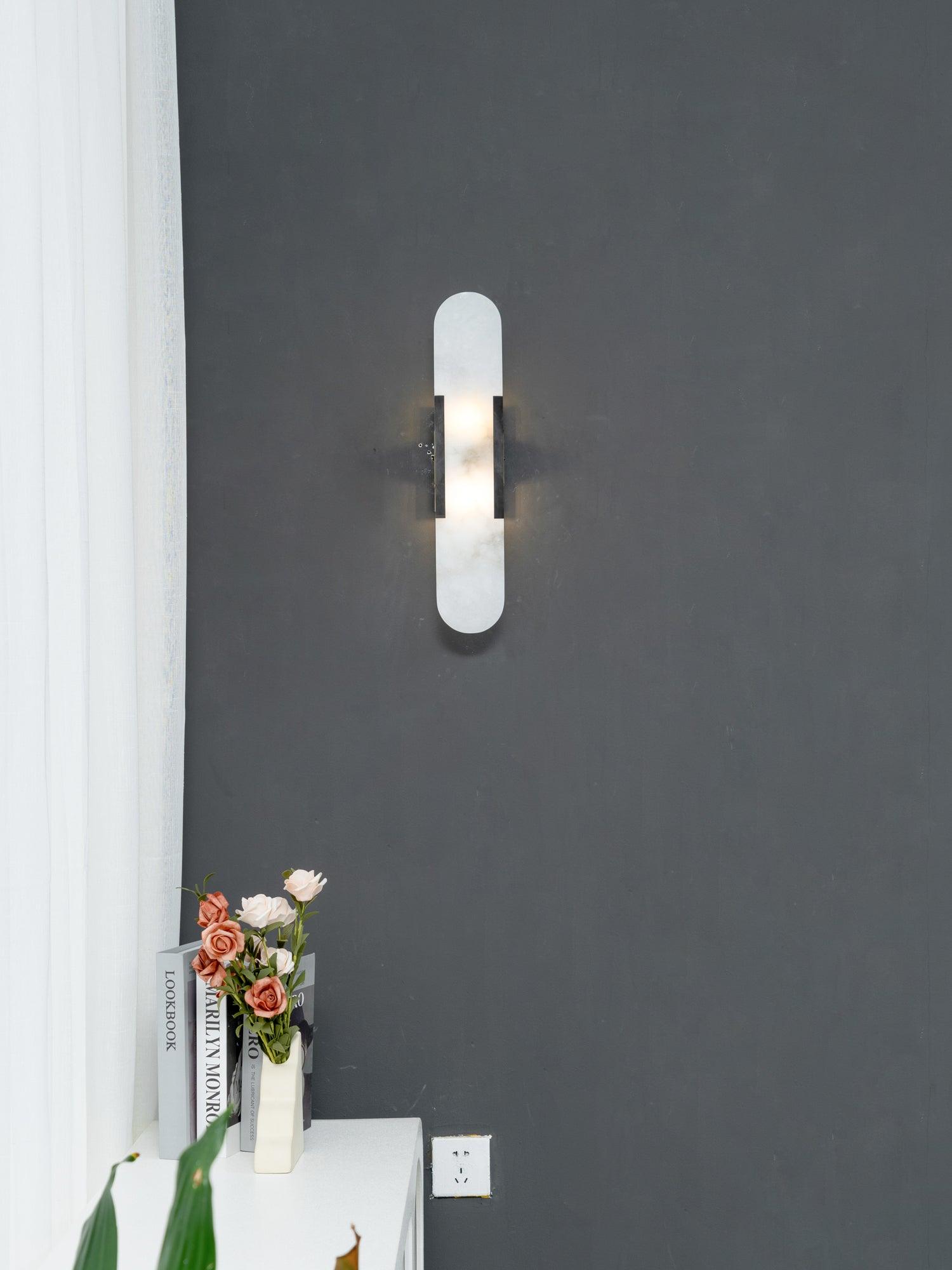 "Elegant vegglampe avlang i alabast med messingdetaljer, ideell for moderne interiør med tidløs skjønnhet og stil."
