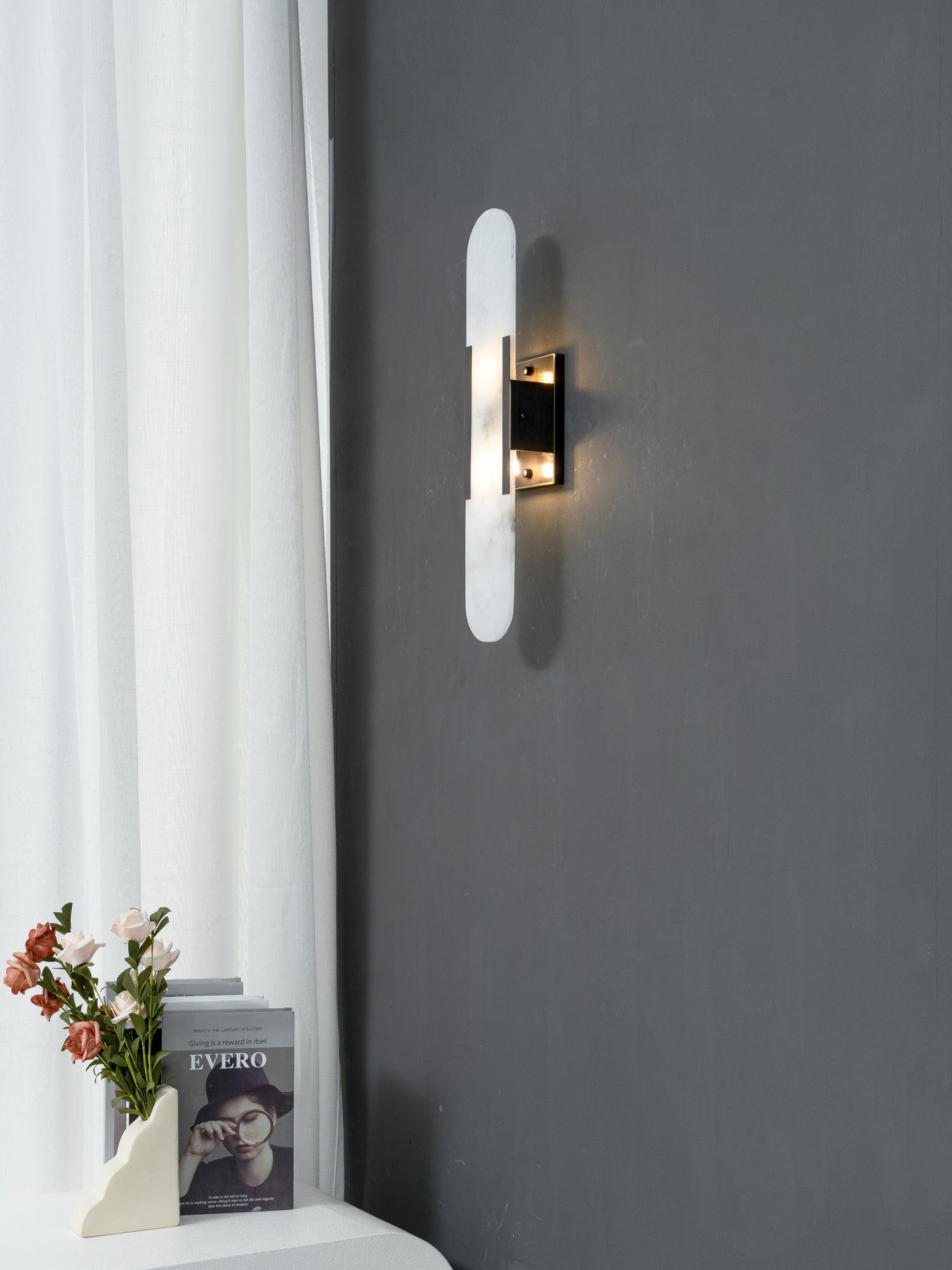 "Elegant vegglampe avlang i alabast med messingdetaljer, ideell for moderne interiør med tidløs skjønnhet og stil."