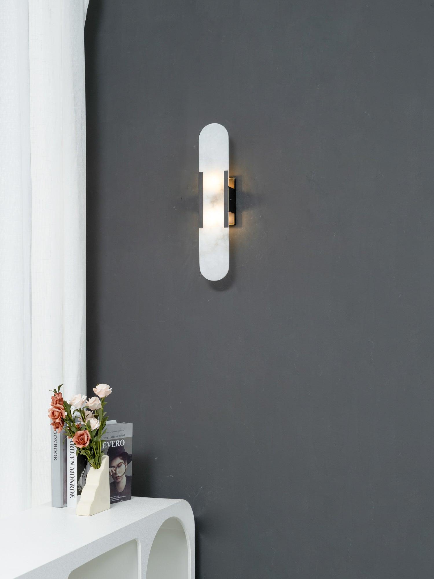 "Elegant vegglampe avlang i alabast med messingdetaljer, ideell for moderne interiør med tidløs skjønnhet og stil."