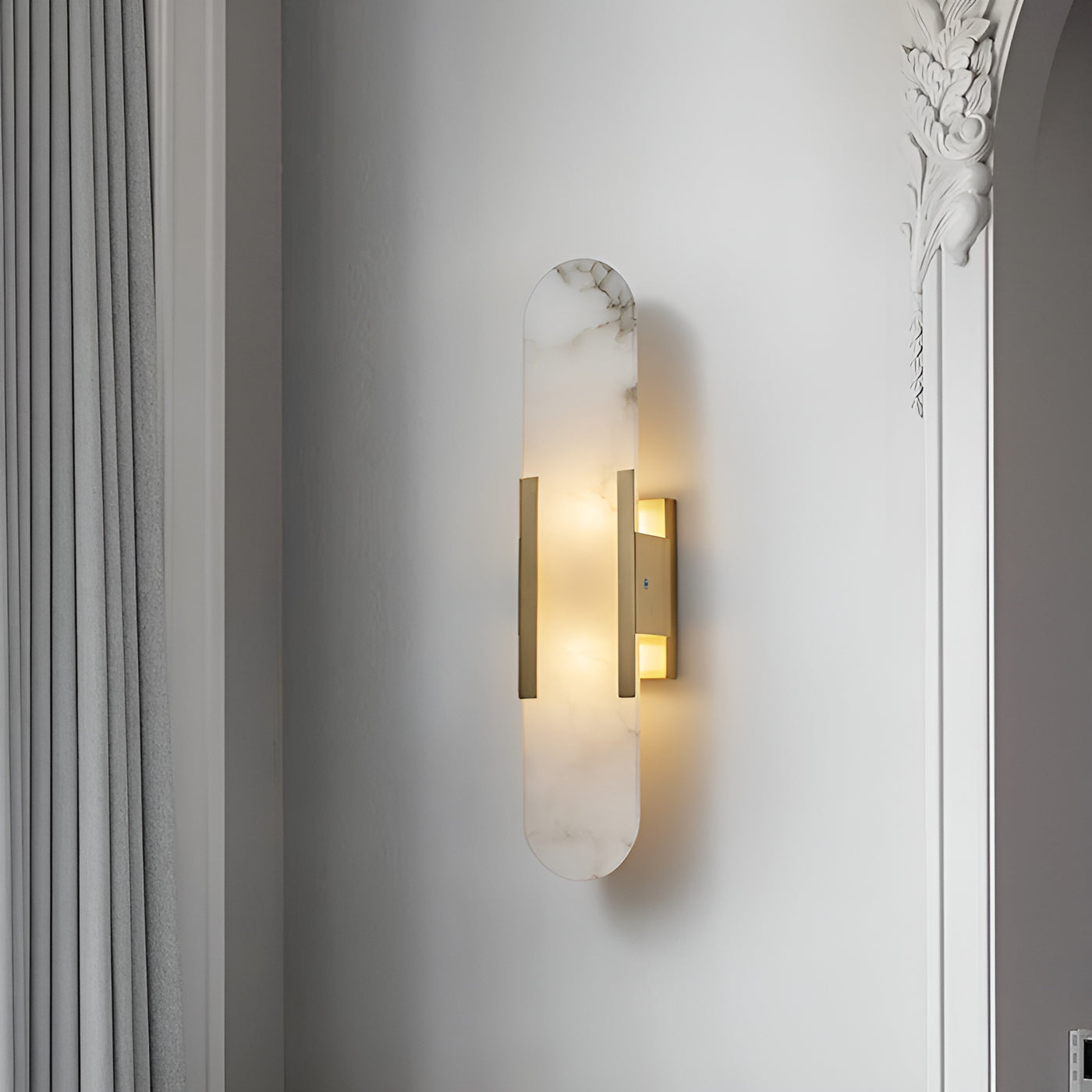 "Elegant vegglampe avlang i alabast med messingdetaljer, ideell for moderne interiør med tidløs skjønnhet og stil."