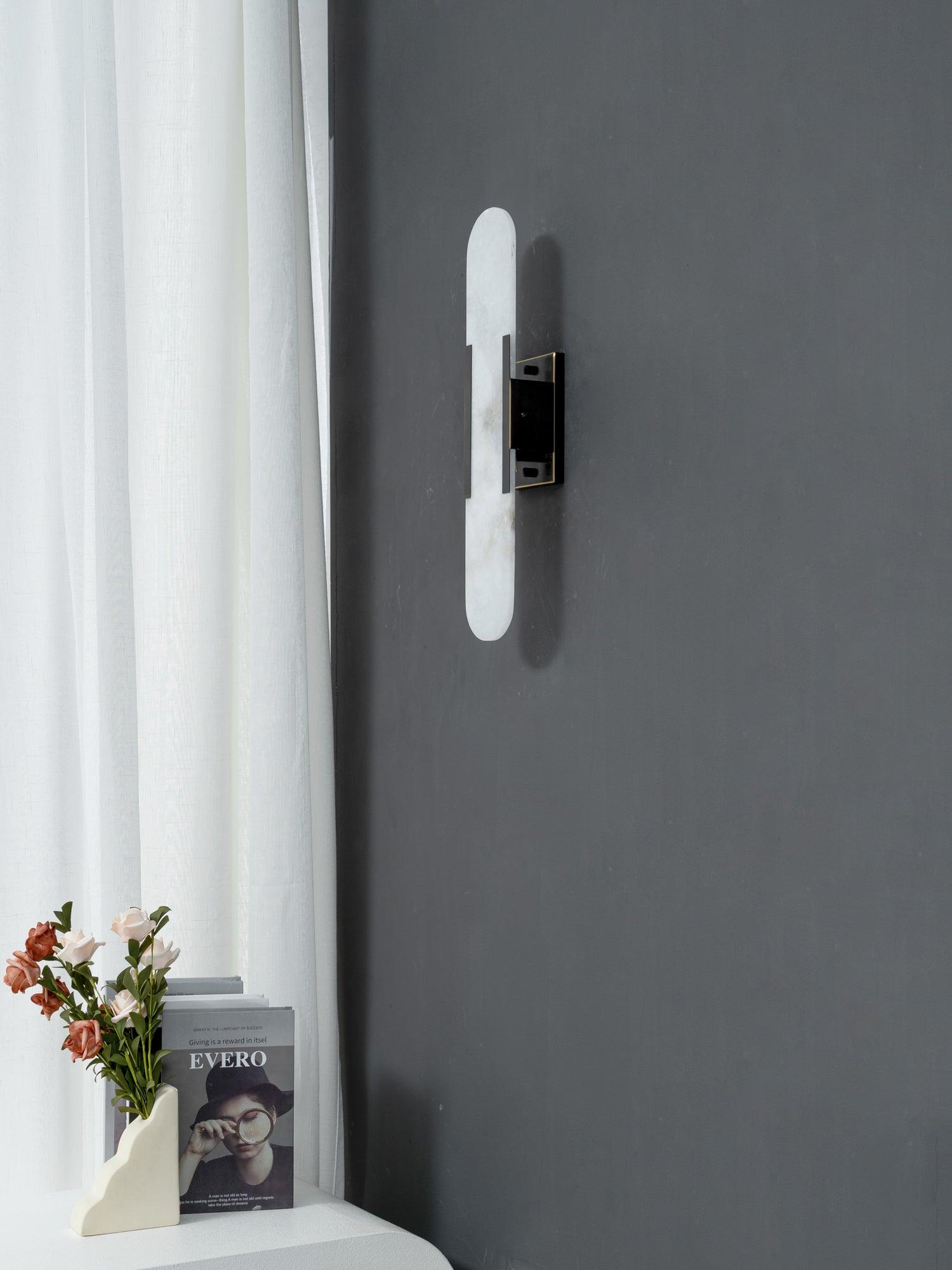 "Elegant vegglampe avlang i alabast med messingdetaljer, ideell for moderne interiør med tidløs skjønnhet og stil."