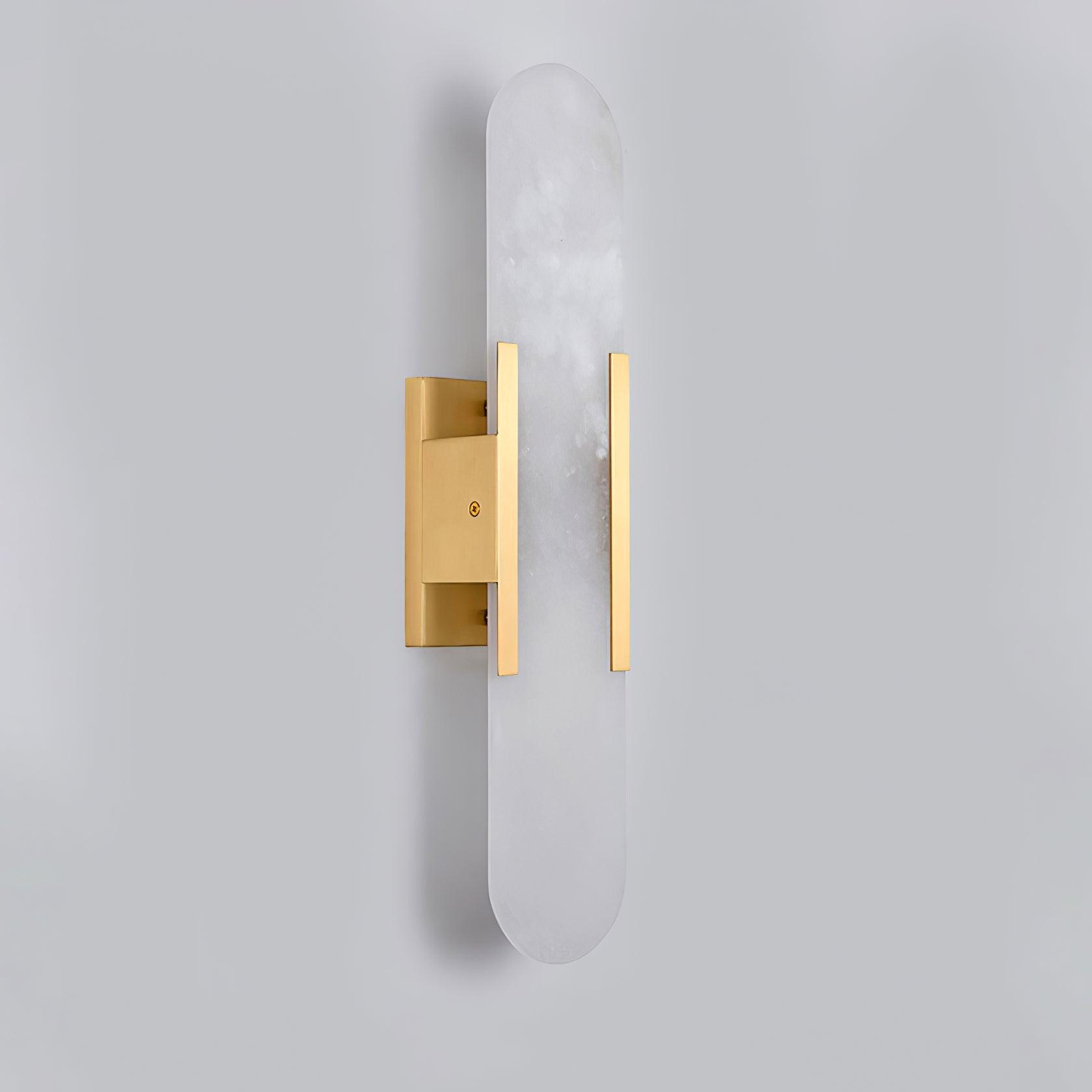 "Elegant vegglampe avlang i alabast med messingdetaljer, ideell for moderne interiør med tidløs skjønnhet og stil."