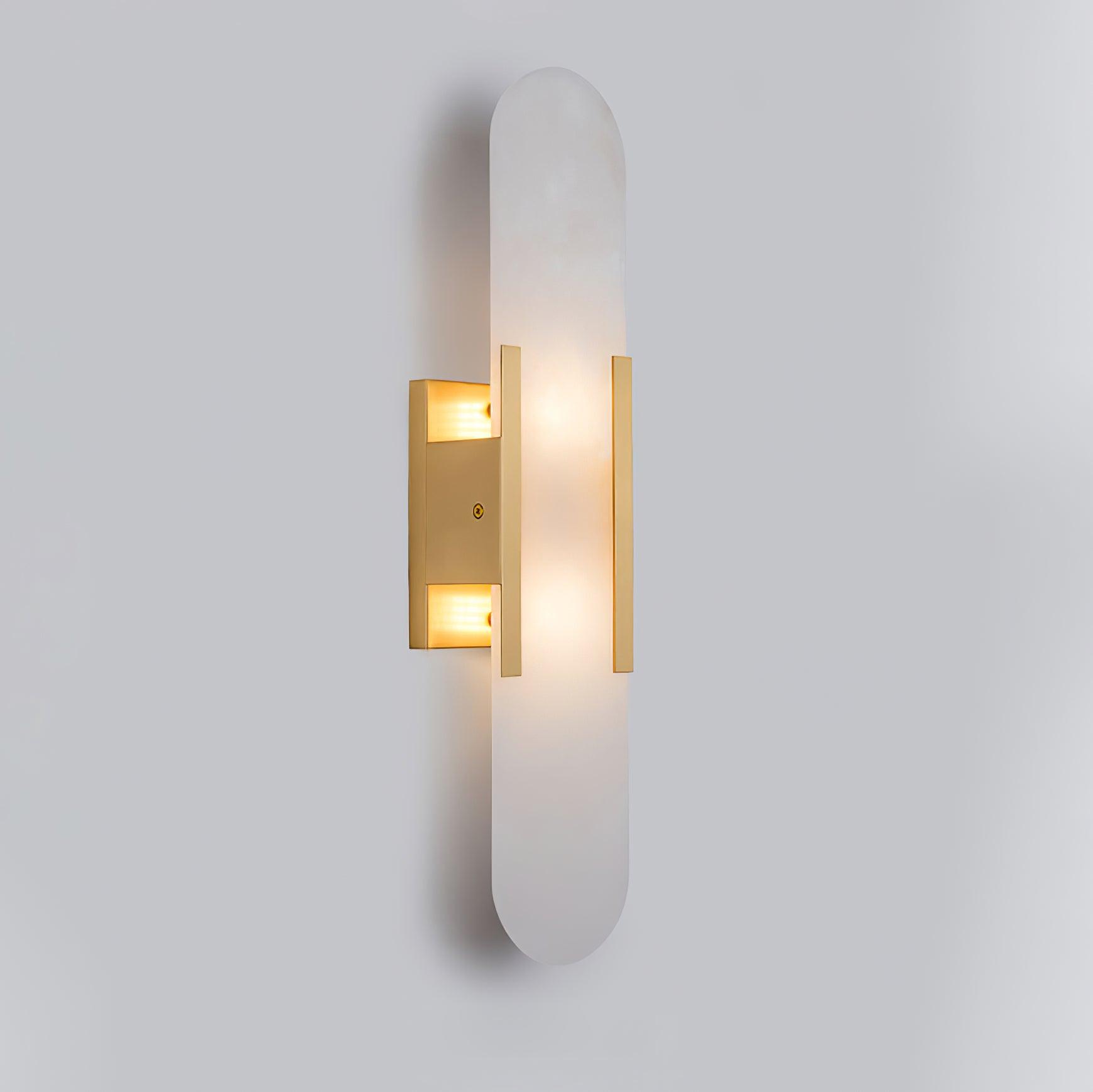 "Elegant vegglampe avlang i alabast med messingdetaljer, ideell for moderne interiør med tidløs skjønnhet og stil."