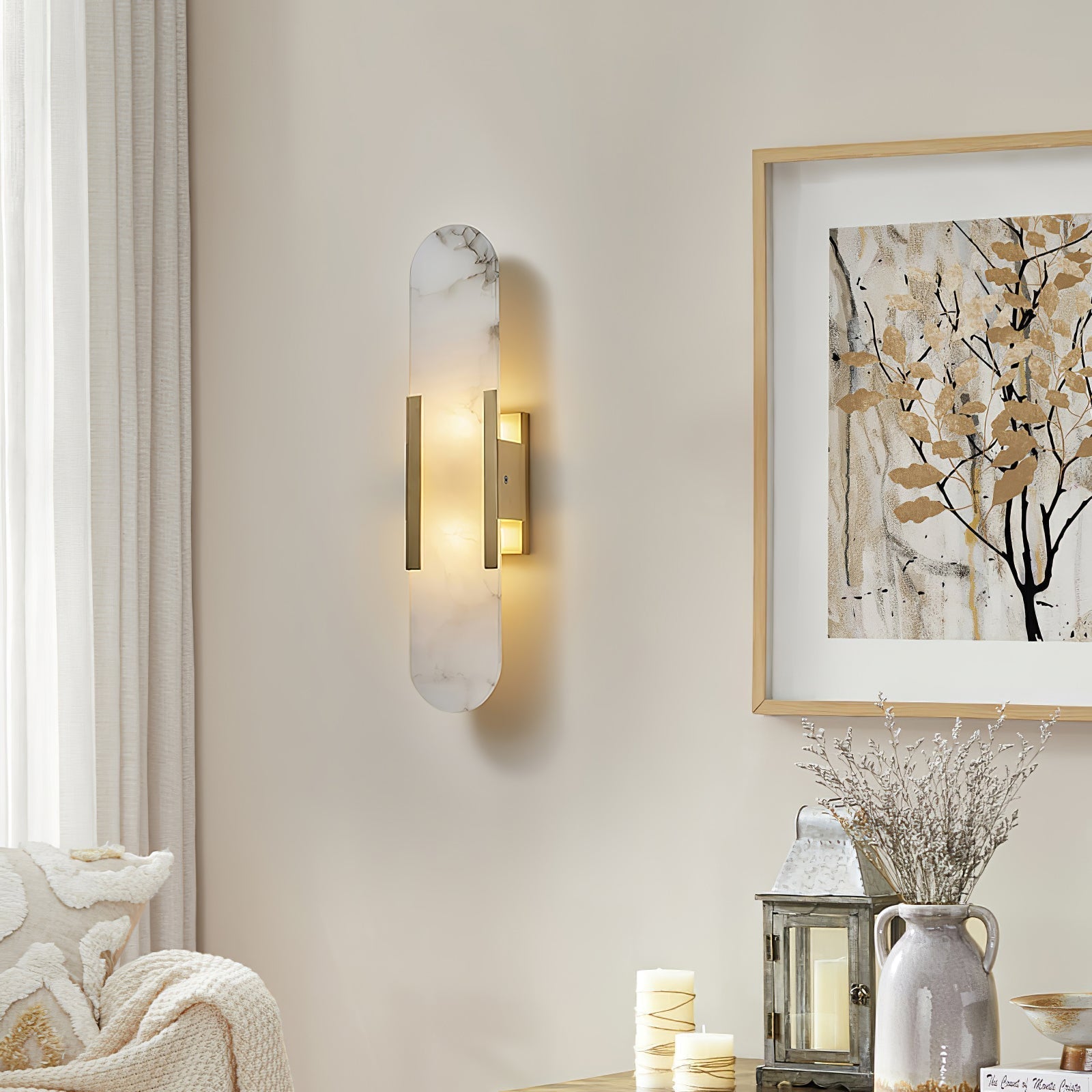"Elegant vegglampe avlang i alabast med messingdetaljer, ideell for moderne interiør med tidløs skjønnhet og stil."