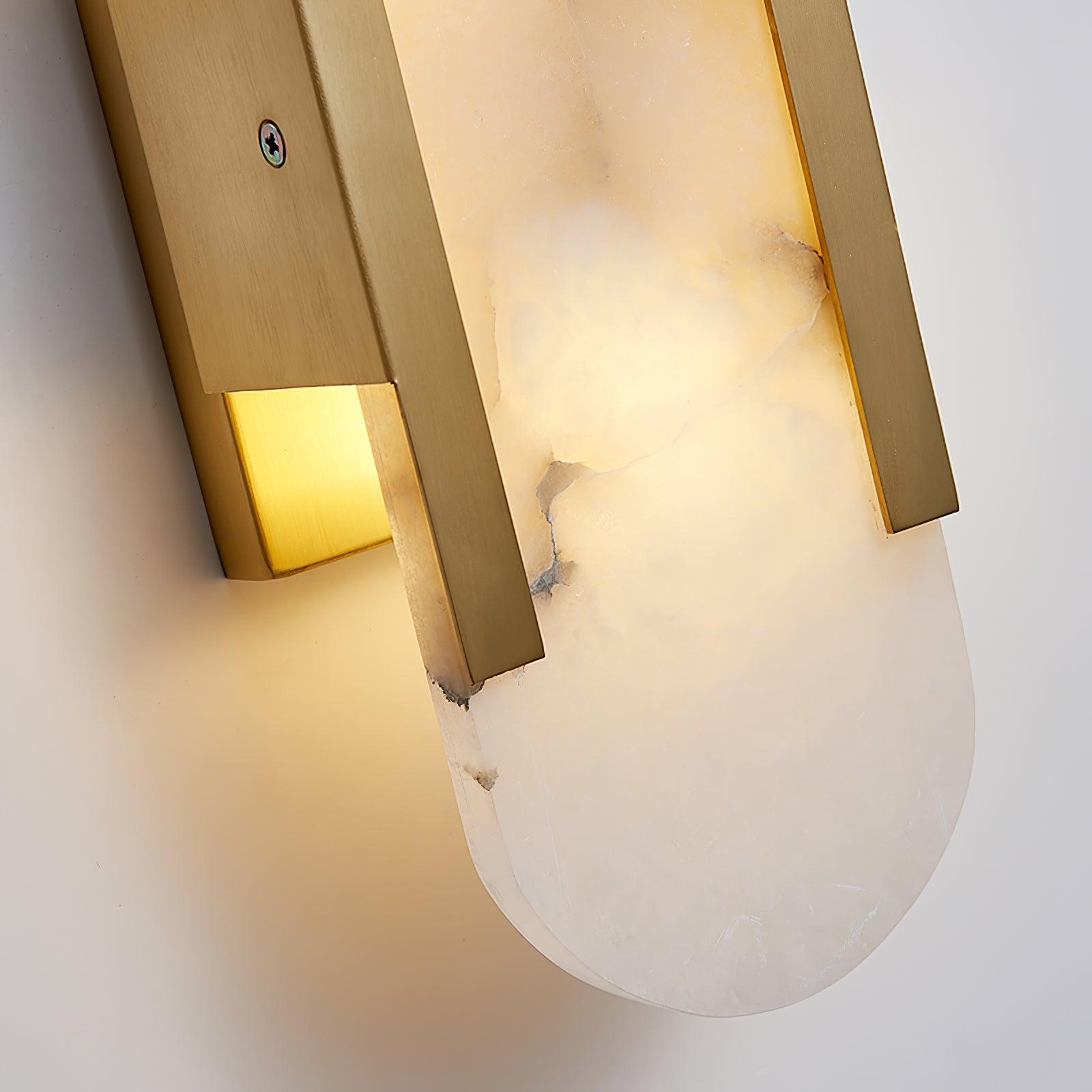 "Elegant vegglampe avlang i alabast med messingdetaljer, ideell for moderne interiør med tidløs skjønnhet og stil."