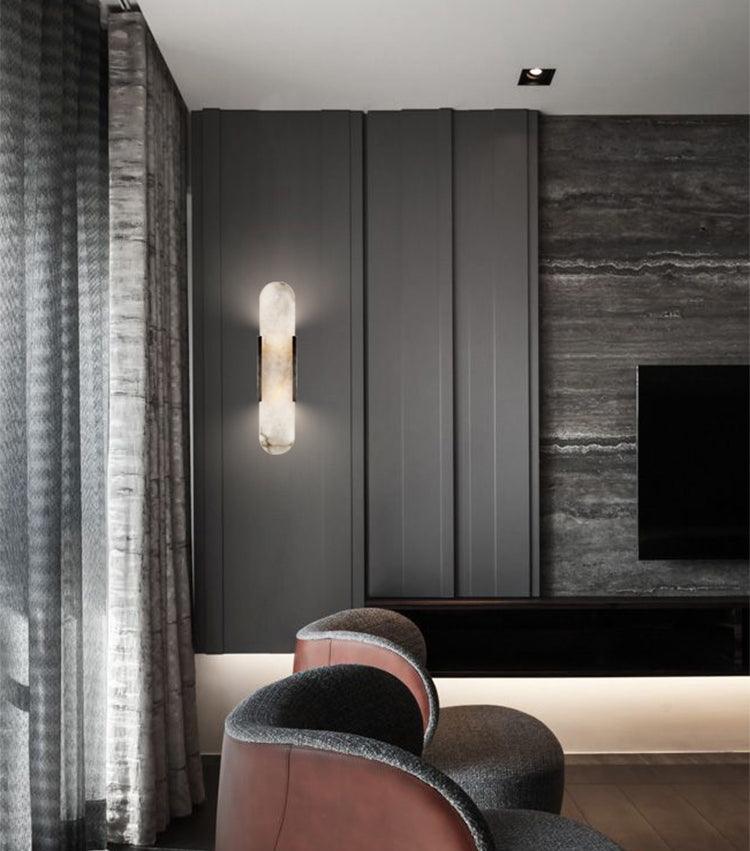 "Elegant vegglampe avlang i alabast med messingdetaljer, ideell for moderne interiør med tidløs skjønnhet og stil."