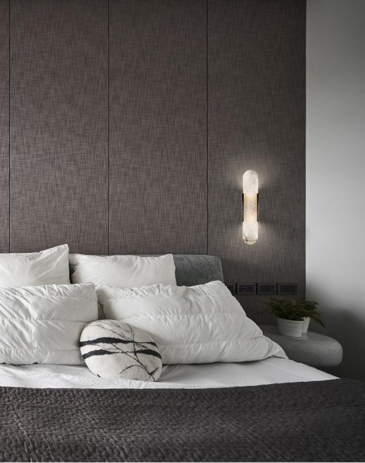 "Elegant vegglampe avlang i alabast med messingdetaljer, ideell for moderne interiør med tidløs skjønnhet og stil."