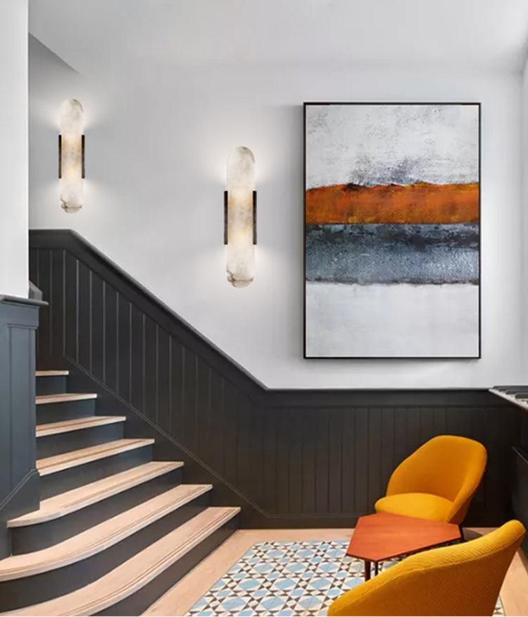 "Elegant vegglampe avlang i alabast med messingdetaljer, ideell for moderne interiør med tidløs skjønnhet og stil."