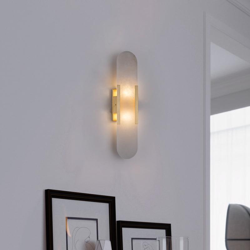 "Elegant vegglampe avlang i alabast med messingdetaljer, ideell for moderne interiør med tidløs skjønnhet og stil."