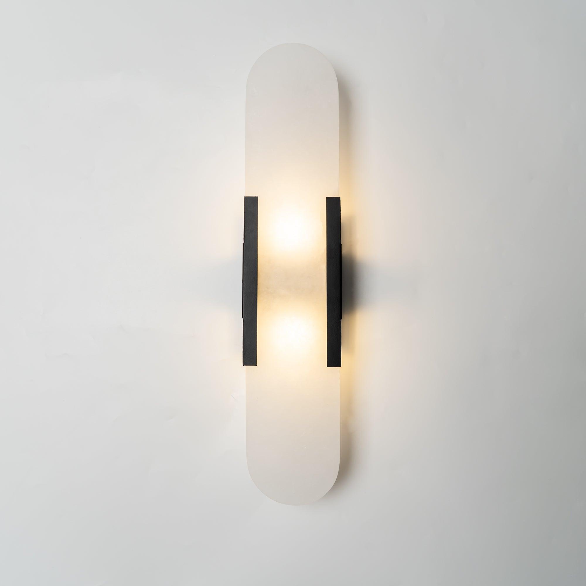 "Elegant vegglampe avlang i alabast med messingdetaljer, ideell for moderne interiør med tidløs skjønnhet og stil."