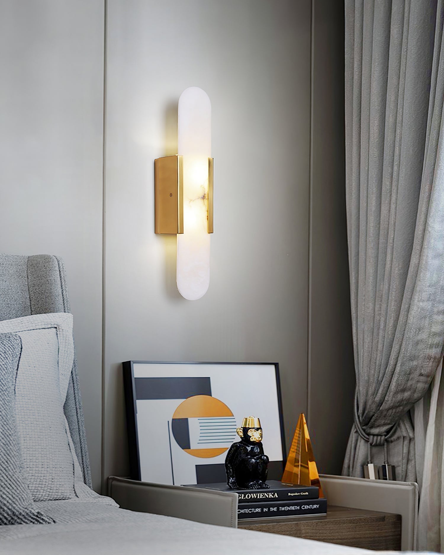 "Elegant vegglampe avlang i alabast med messingdetaljer, ideell for moderne interiør med tidløs skjønnhet og stil."