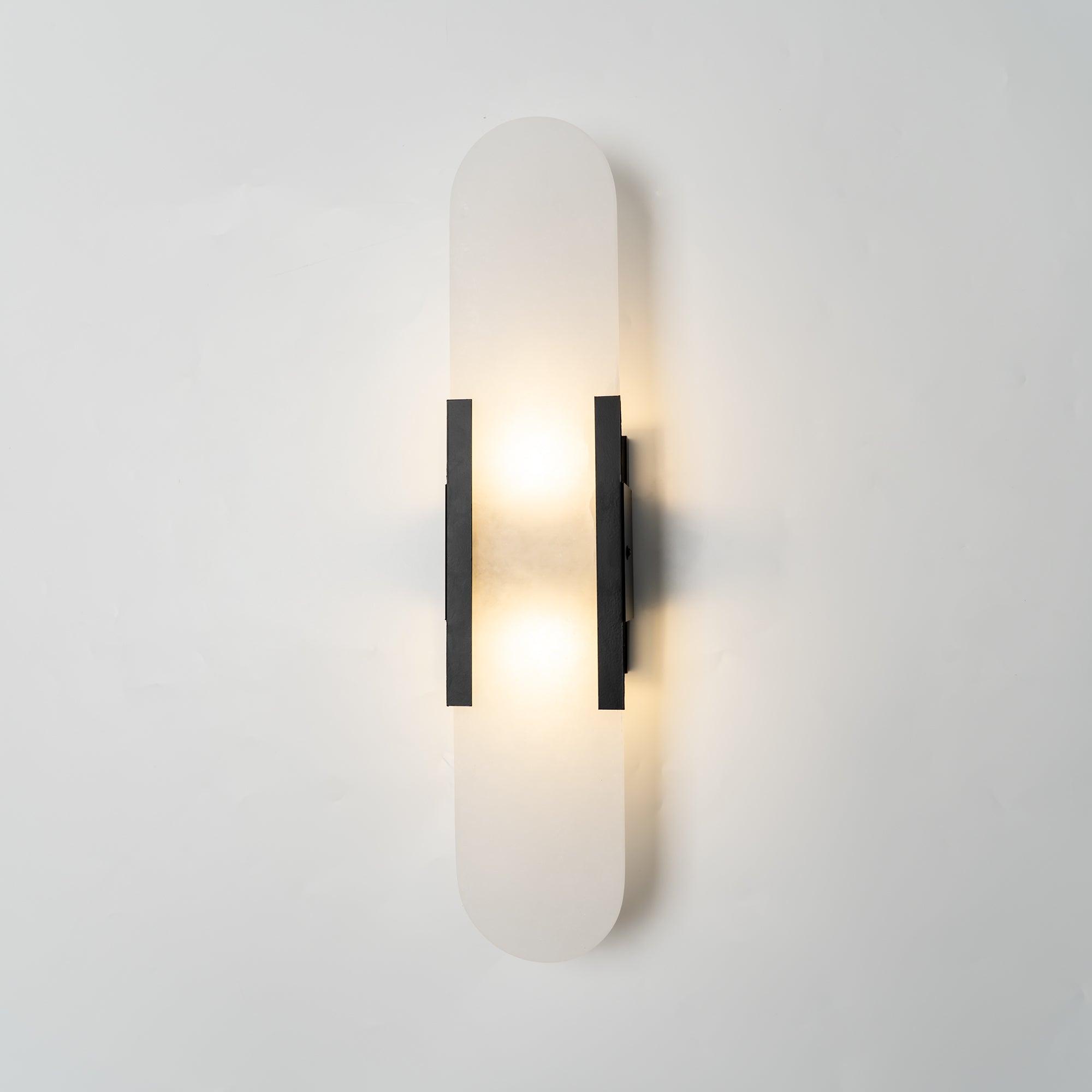 "Elegant vegglampe avlang i alabast med messingdetaljer, ideell for moderne interiør med tidløs skjønnhet og stil."