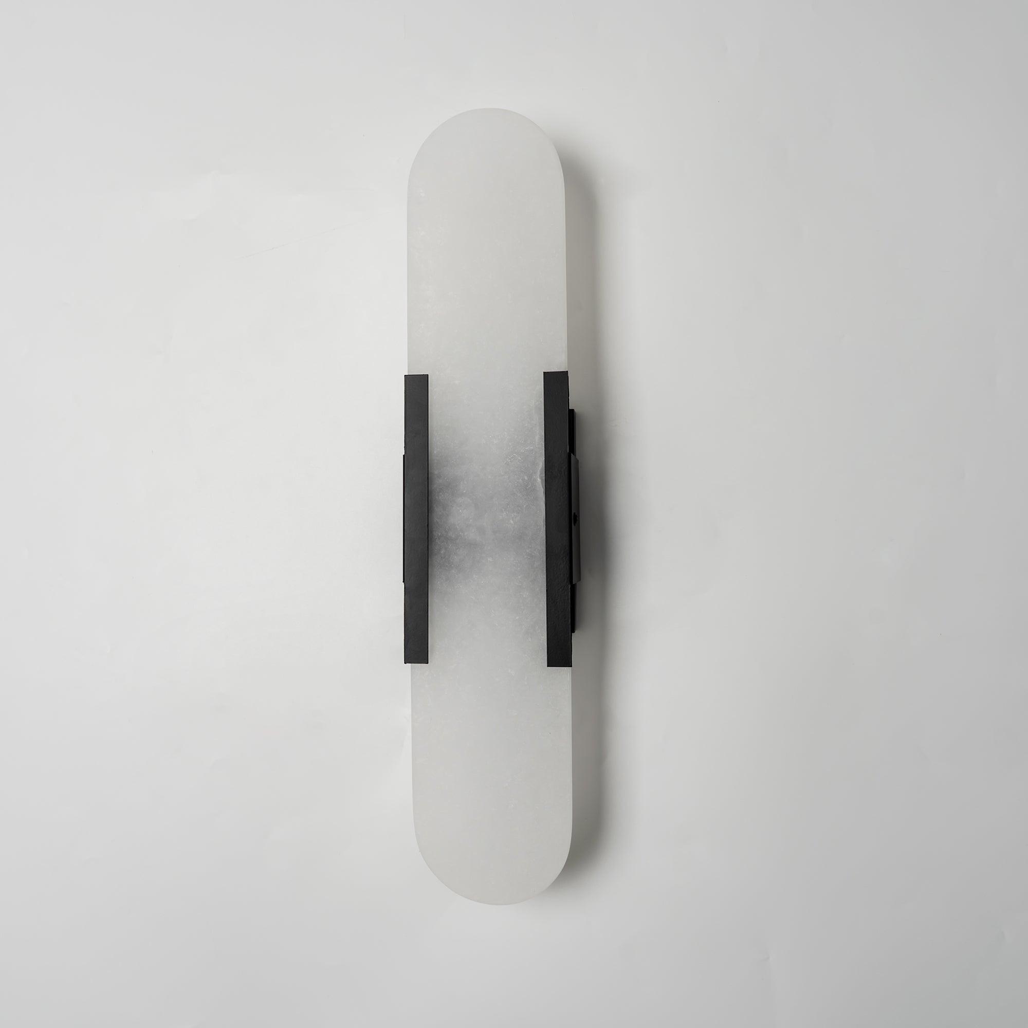 "Elegant vegglampe avlang i alabast med messingdetaljer, ideell for moderne interiør med tidløs skjønnhet og stil."