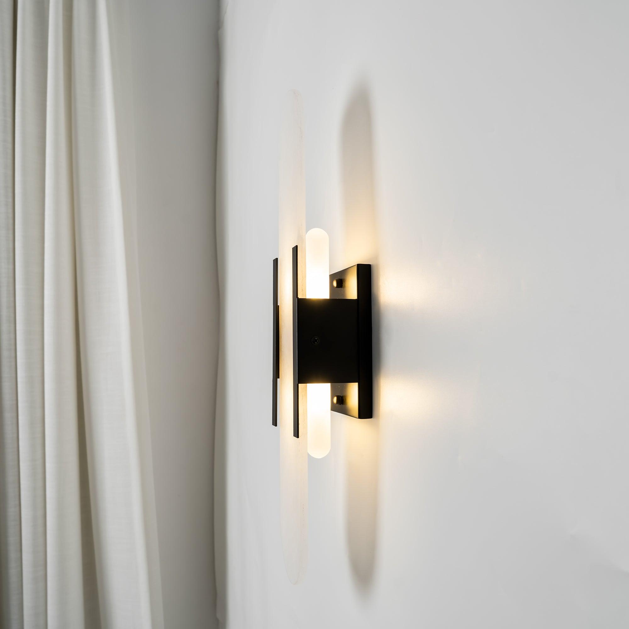 "Elegant vegglampe avlang i alabast med messingdetaljer, ideell for moderne interiør med tidløs skjønnhet og stil."
