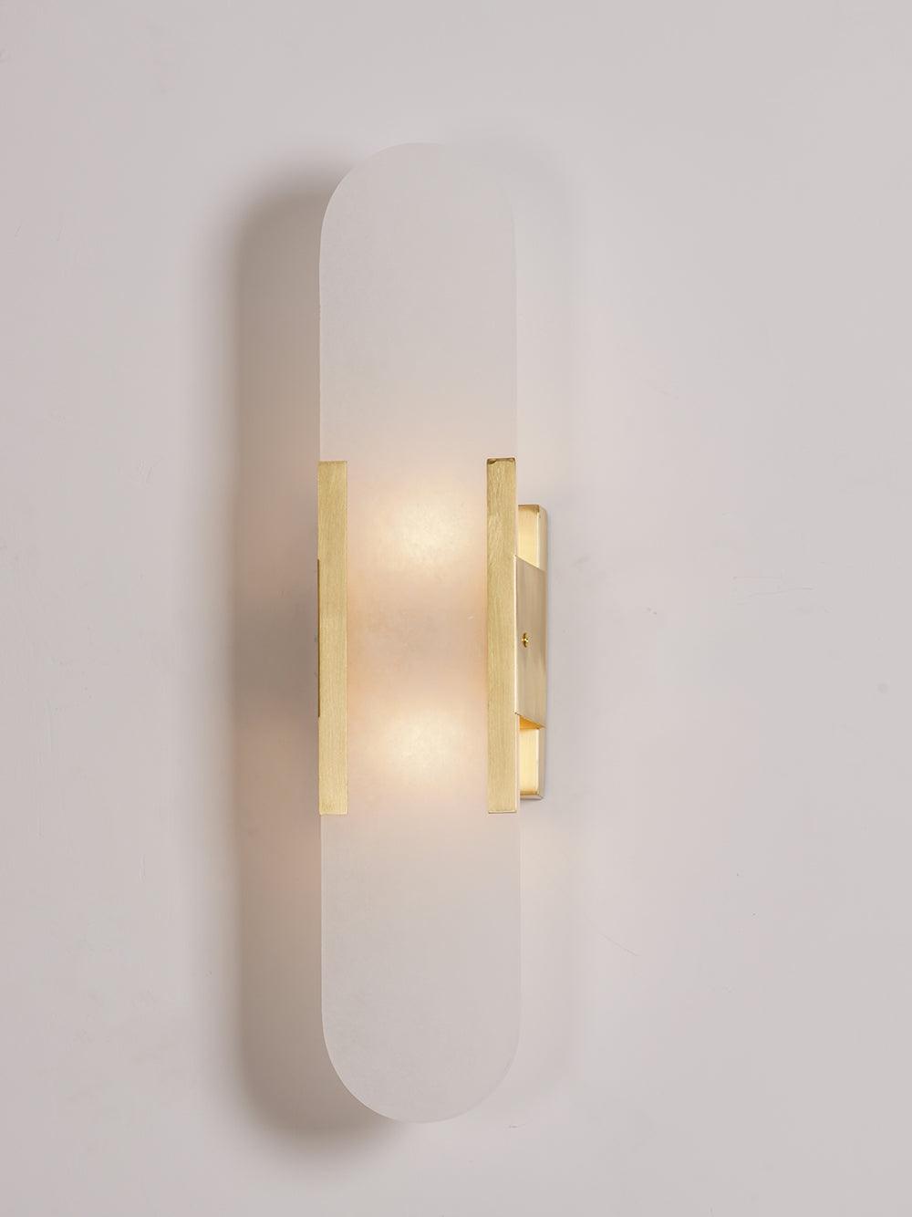 "Elegant vegglampe avlang i alabast med messingdetaljer, ideell for moderne interiør med tidløs skjønnhet og stil."